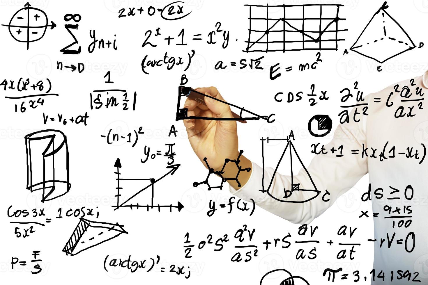 vit skjorta man som skriver matematiska principer, skriver akademiska ekvationer och vetenskaplig kunskap foto