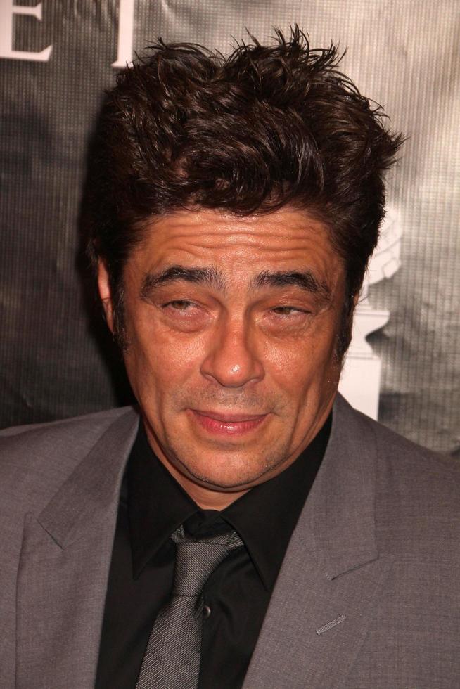 los angeles, 13 augusti - benicio del toro på hfpa är värd för årliga bidragsbankett, ankomster till beverly wilshire hotel den 13 augusti 2015 i beverly hills, ca. foto