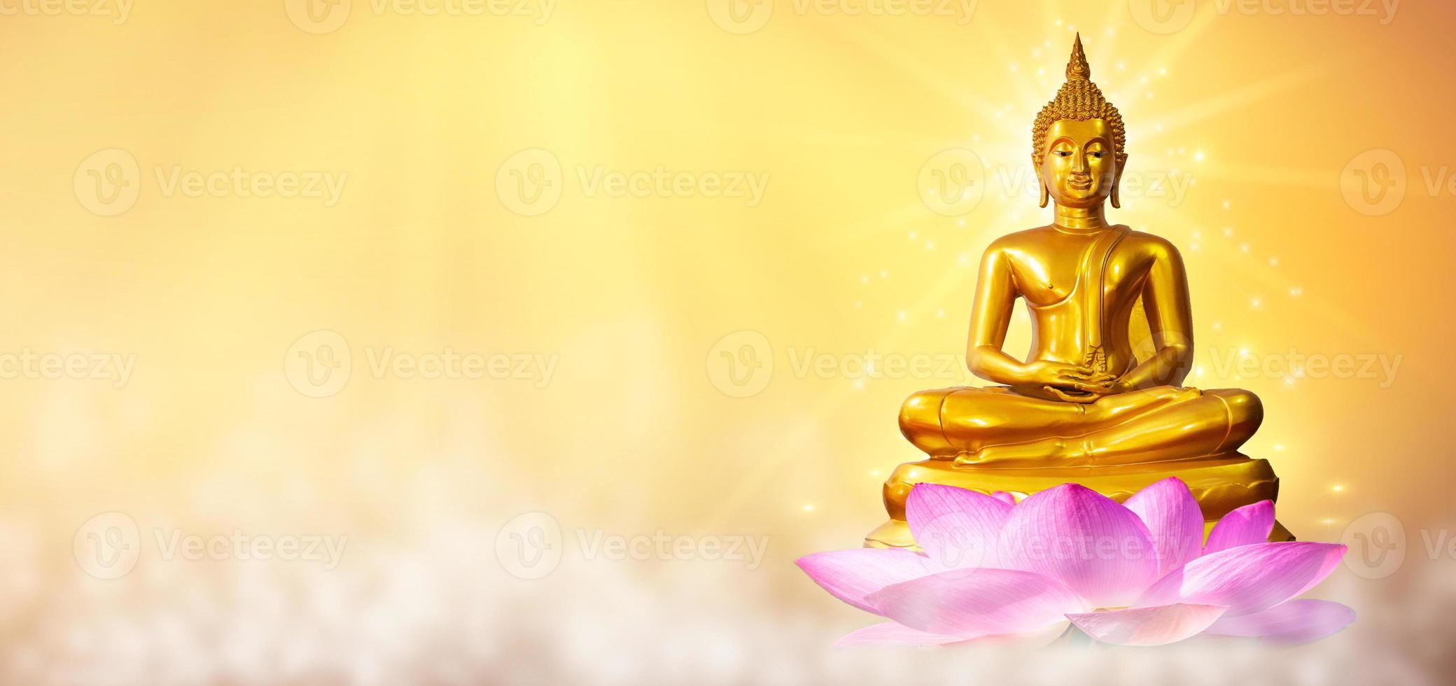 buddha staty vatten lotus buddha står på lotusblomma på orange bakgrund foto