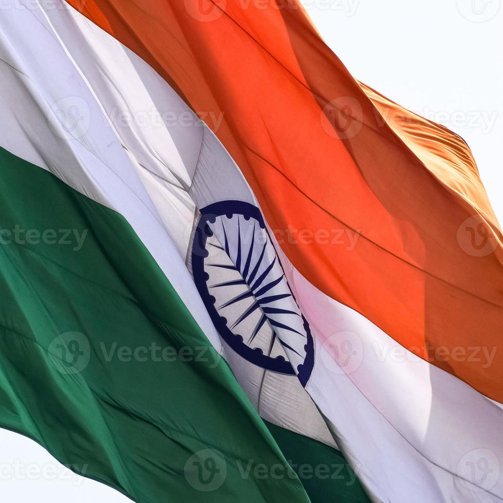 Indien flagga vajar högt på connaught plats med stolthet över blå himmel, Indien flagga vajar, indisk flagga på självständighetsdagen och republikens dag i Indien, tilt up shot, viftande indiska flaggan, flaggor i Indien foto