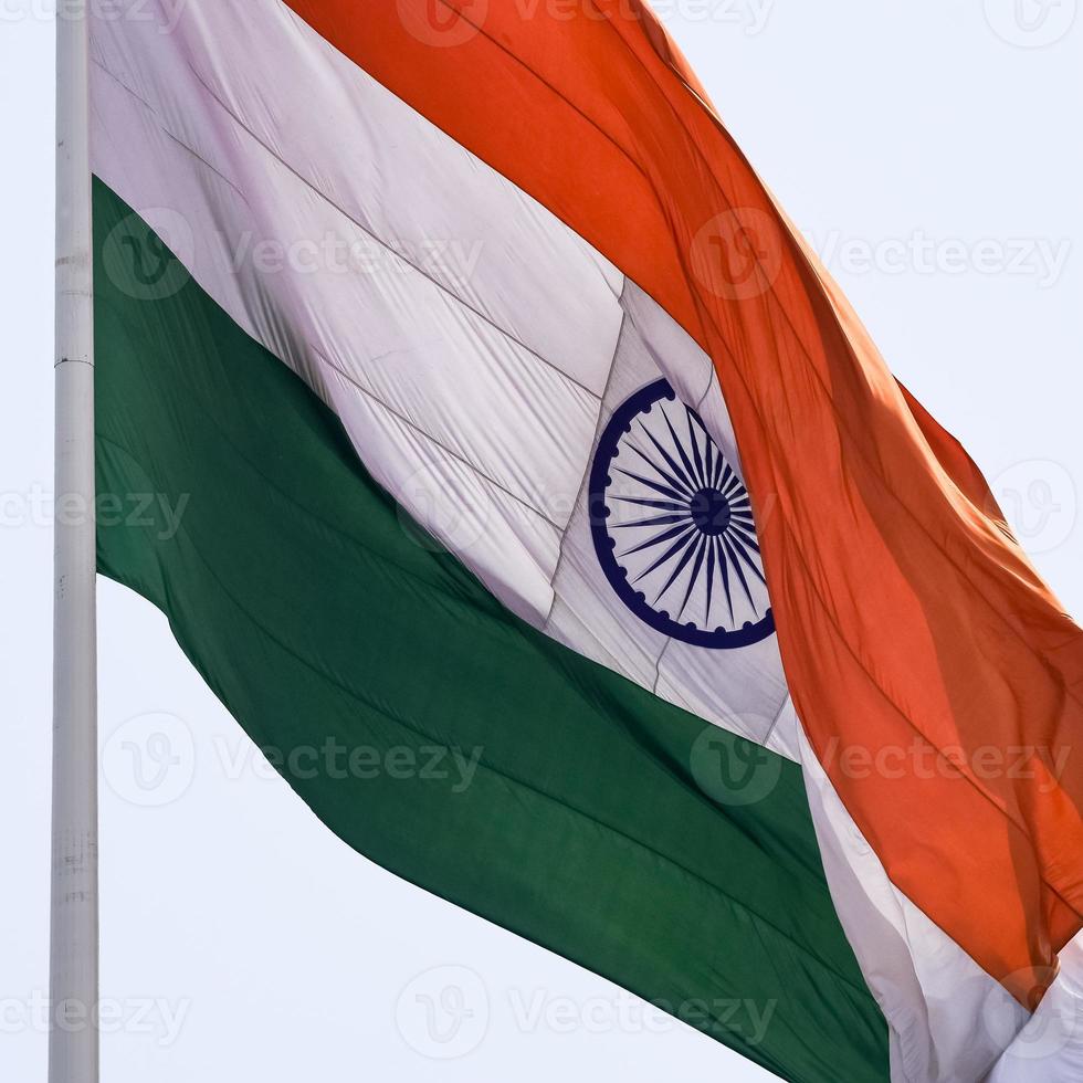 Indien flagga vajar högt på connaught plats med stolthet över blå himmel, Indien flagga vajar, indisk flagga på självständighetsdagen och republikens dag i Indien, tilt up shot, viftande indiska flaggan, flaggor i Indien foto