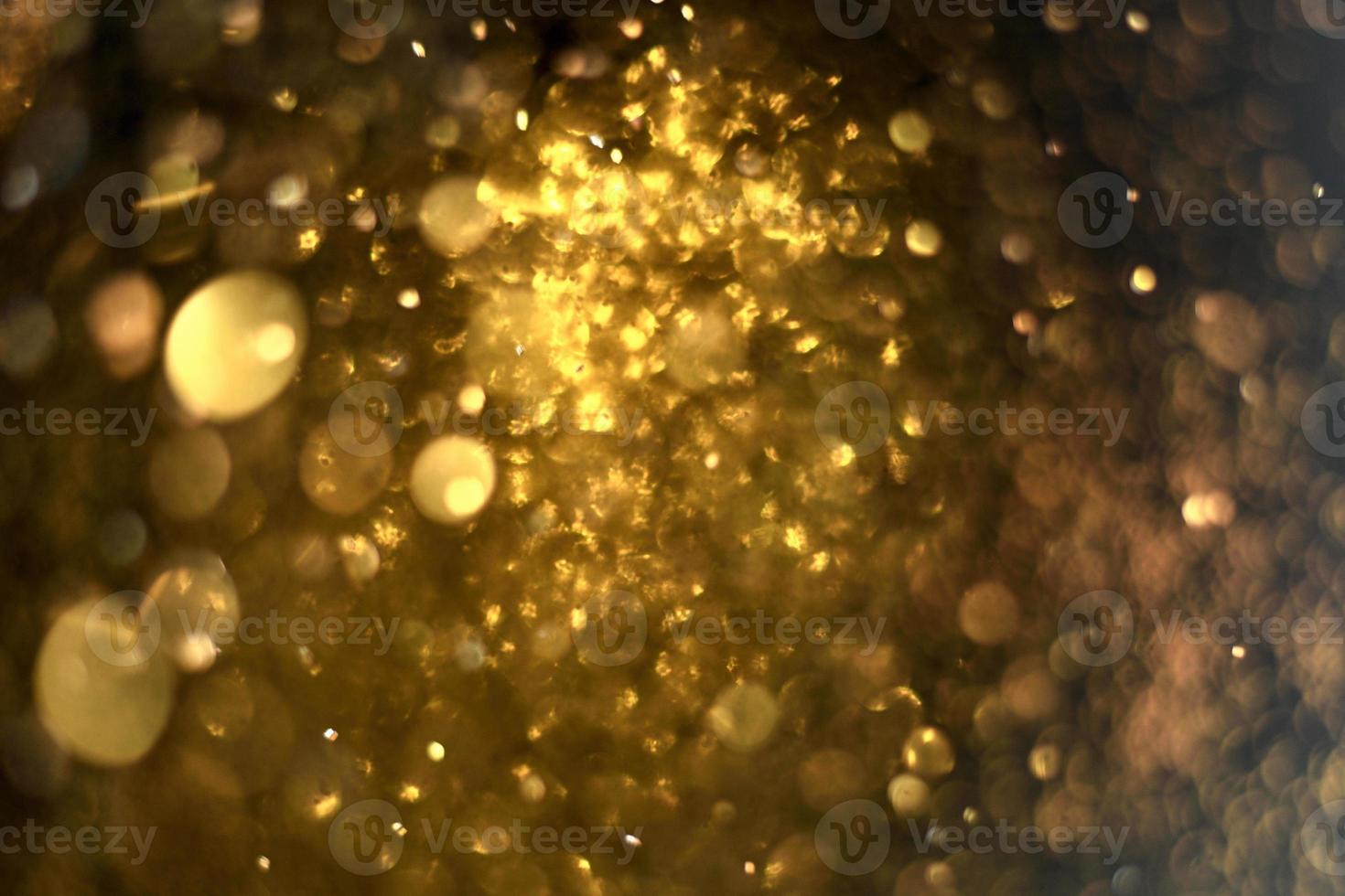 gyllene glitter bokeh belysning textur suddig abstrakt bakgrund för födelsedag, årsdag, bröllop, nyårsafton eller jul foto