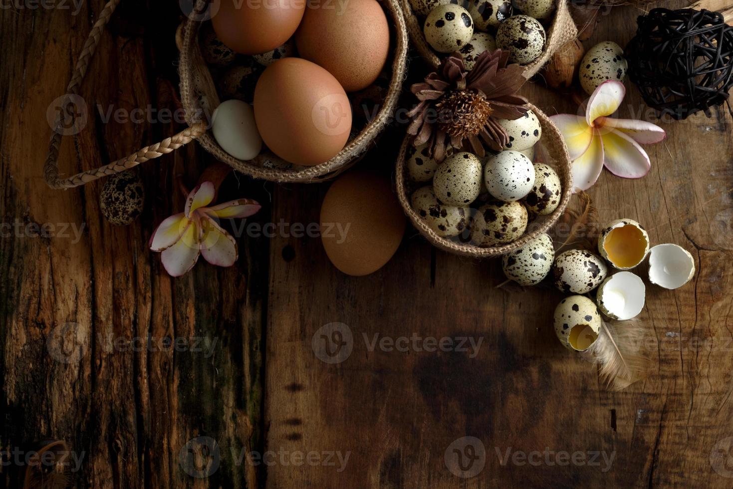 vaktelägg på en vintage trä bakgrund foto