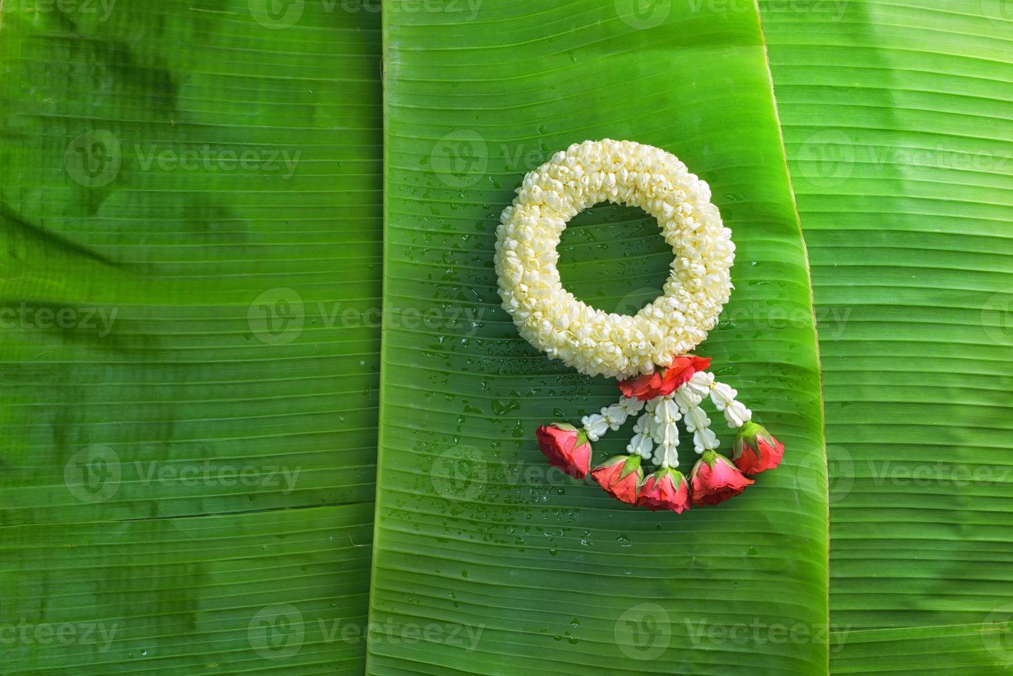 thai traditionell jasmin garland.symbol för mors dag i thailand på bananblad foto