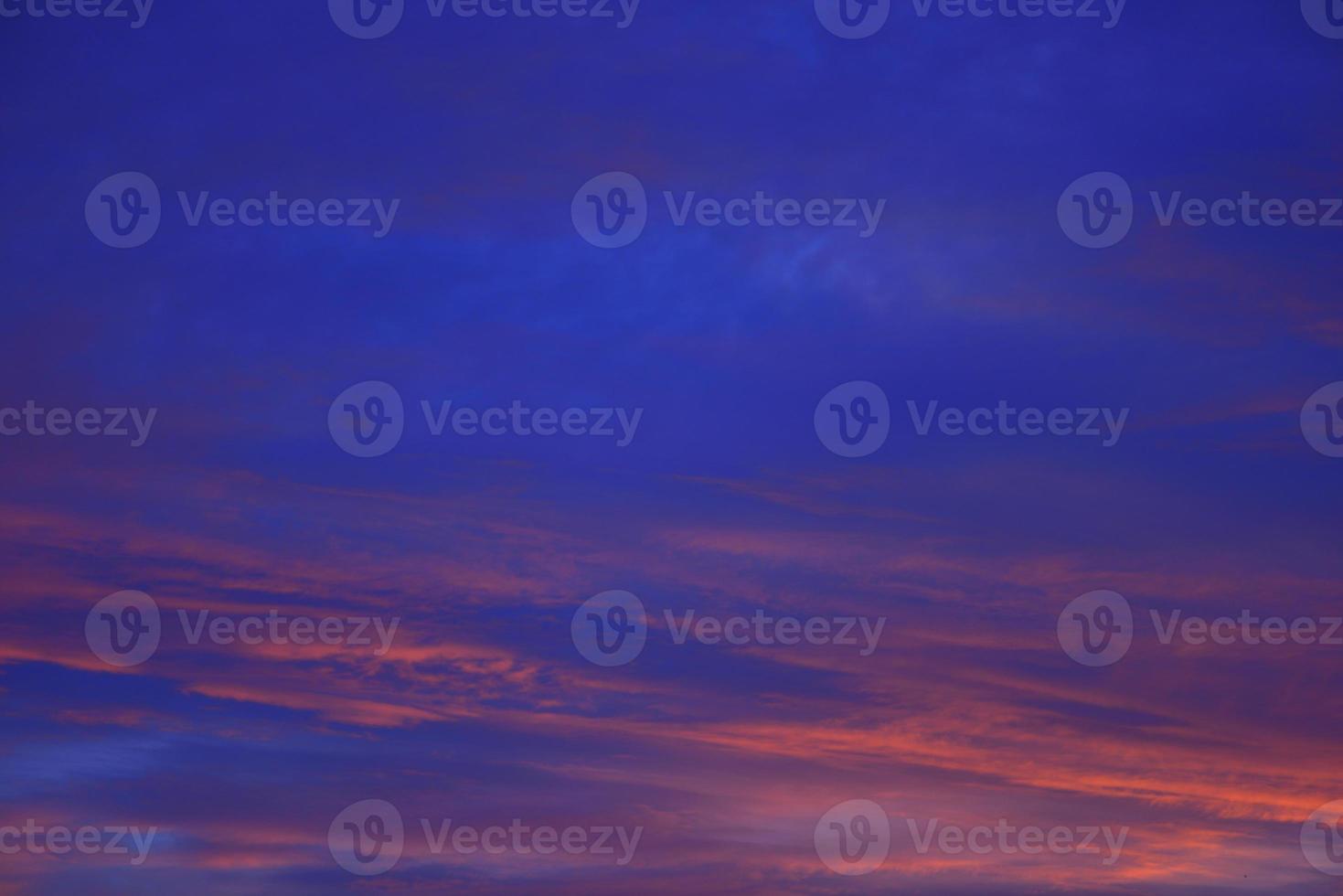 himlen med moln vacker solnedgång bakgrund foto