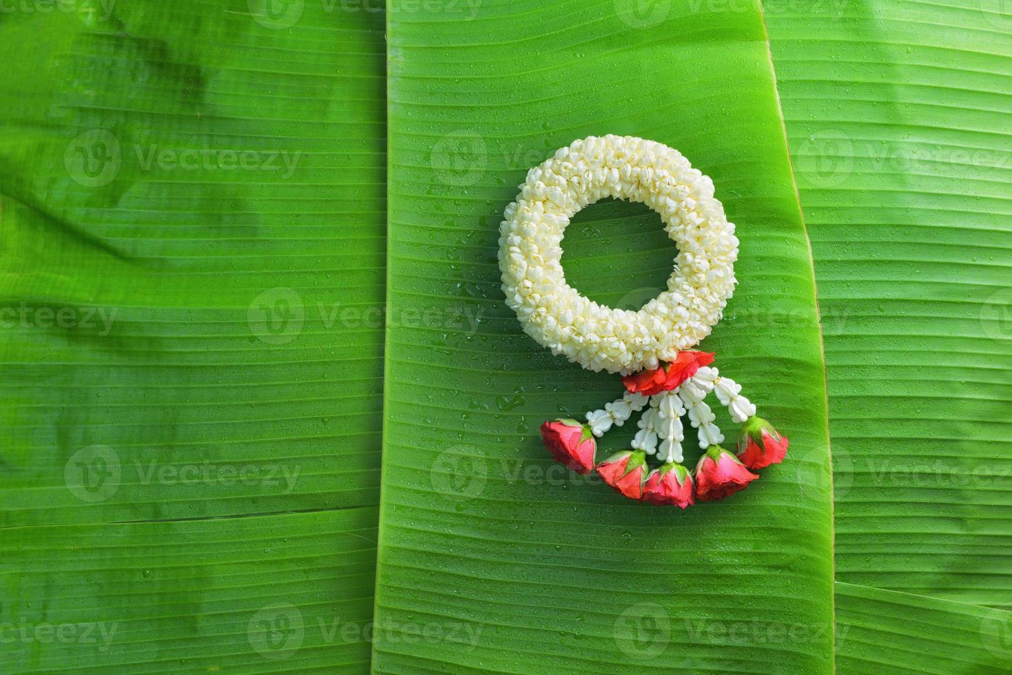 thai traditionell jasmin garland.symbol för mors dag i thailand på bananblad foto