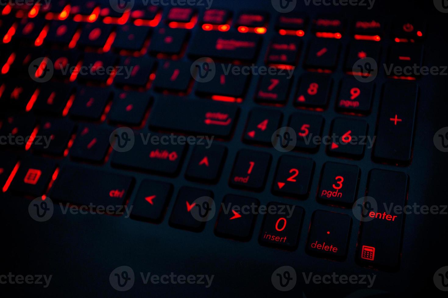 röd bakgrundsbelysning på tangentbordet foto