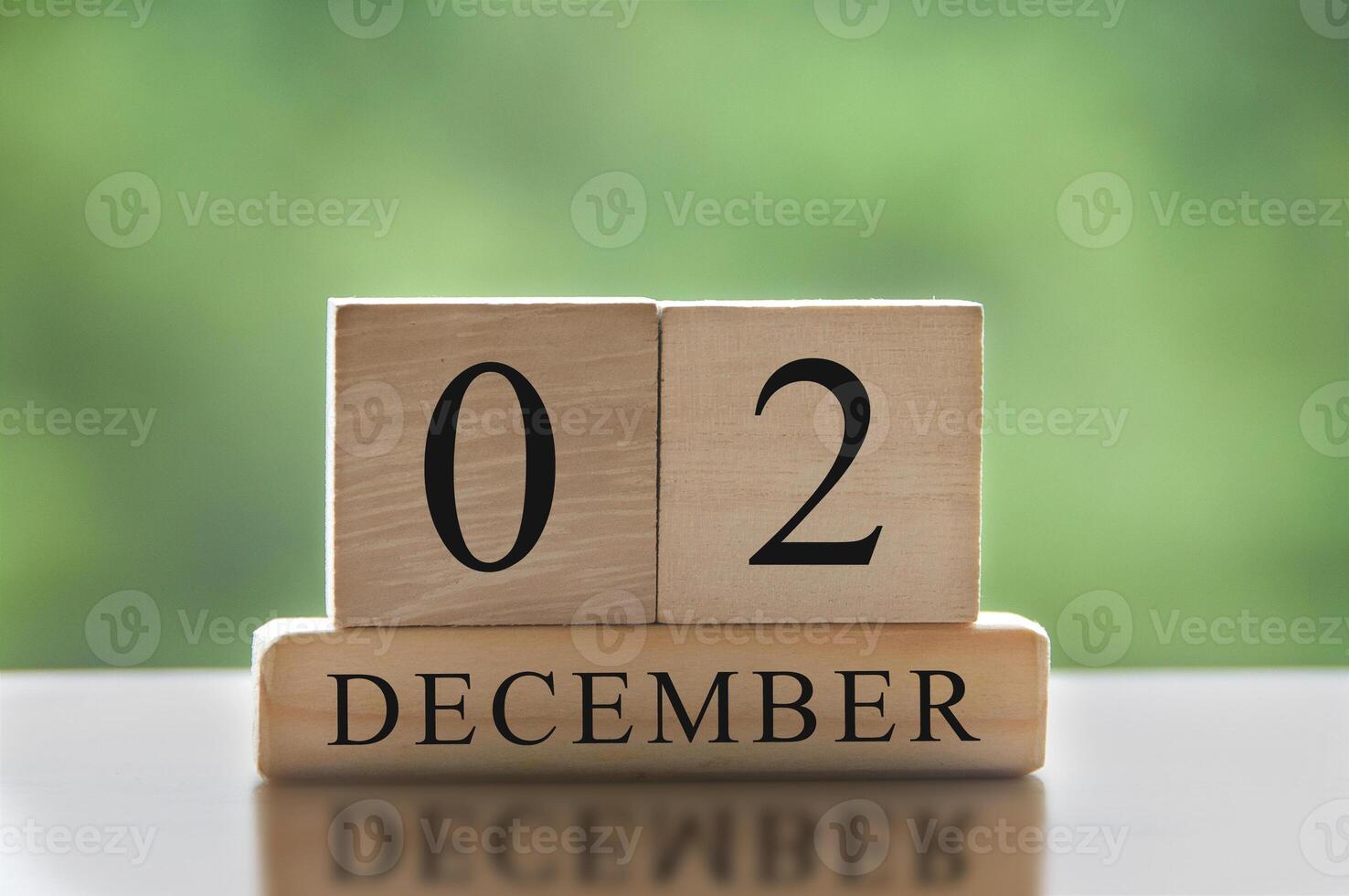 2 december text på träblock med suddig naturbakgrund. kopiera utrymme och kalender koncept foto