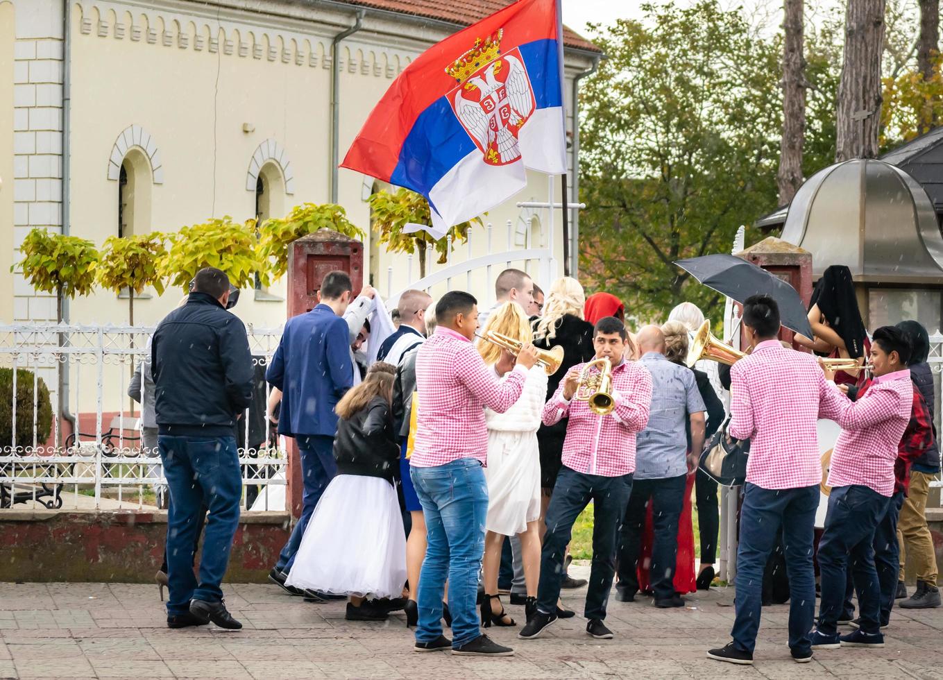 traditionella serbiska bröllop med musiker som spelar trumpeter i staden svilajnac. serbien.2019.10.28 foto