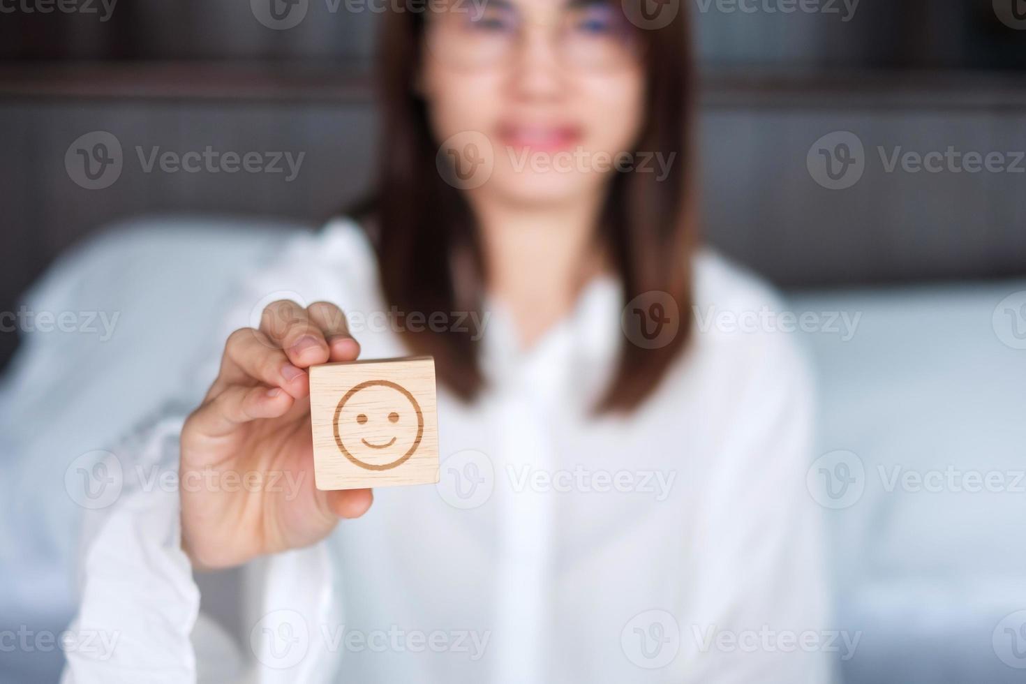 glad kvinna med leende känslor ansikte block. kunden väljer uttryckssymbol för användarrecensioner. servicebetyg, mental hälsa, positivt tänkande, tillfredsställelse, utvärdering och återkopplingskoncept foto