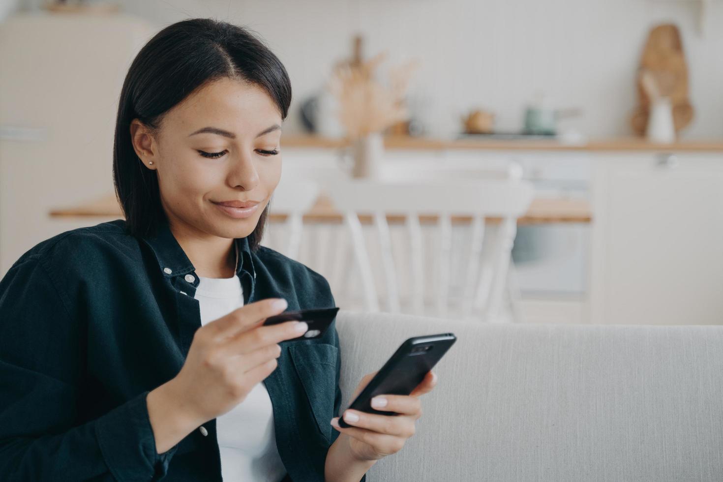 köpa online hemifrån i karantän. spansk tjej beställer via internet. foto