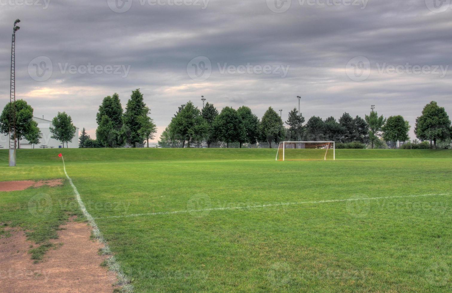 grå moln och fotbollsplan foto