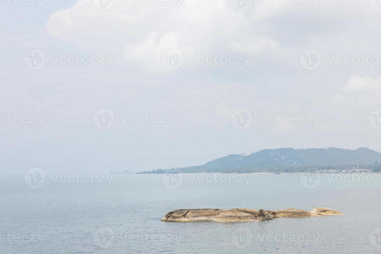 havslandskap med stenar i förgrunden och himlen i bakgrunden. terapeutisk natur ger en känsla av avkoppling. på Koh Samui, Surat Thani-provinsen, Thailand foto
