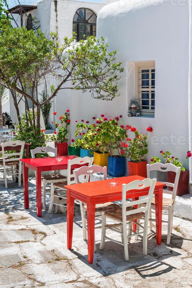 typisk taverna terrass i mykonos foto