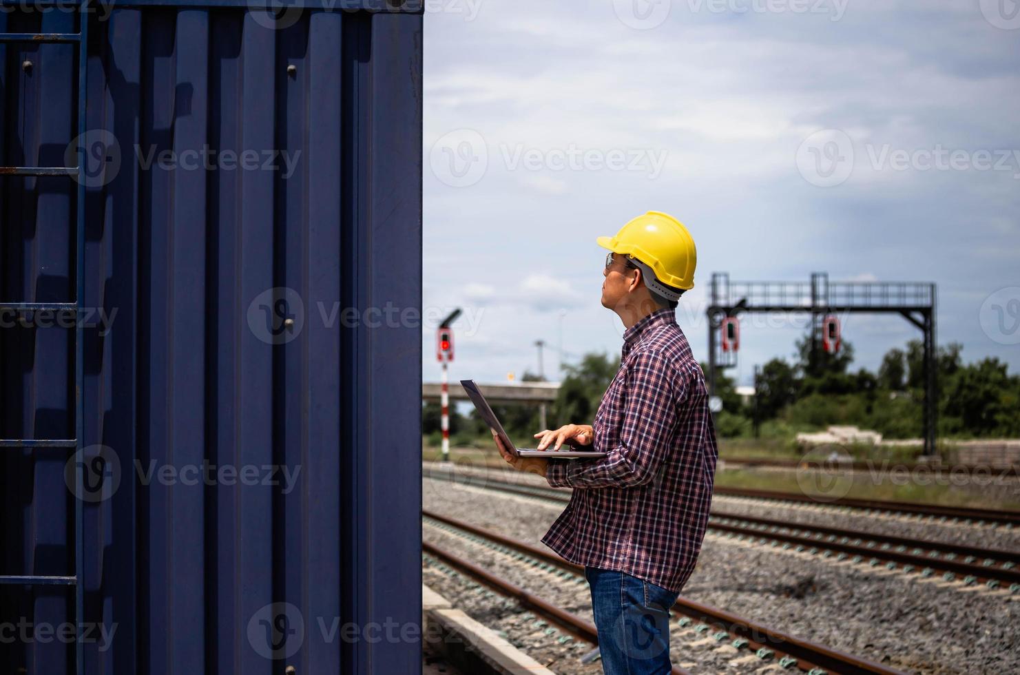 förman i hjälmkontroll lastning av containrar låda från last, ingenjör med laptop, industriarbetare i industricontainrar last foto