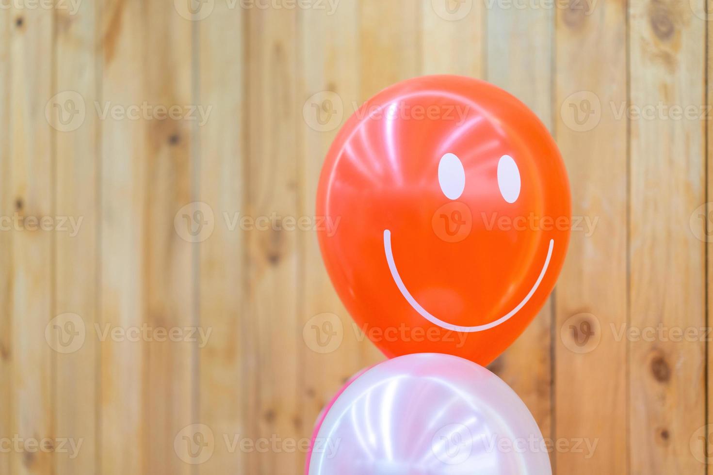 le röd ballong framför vertikal träplattabakgrund för alla glada kort. foto