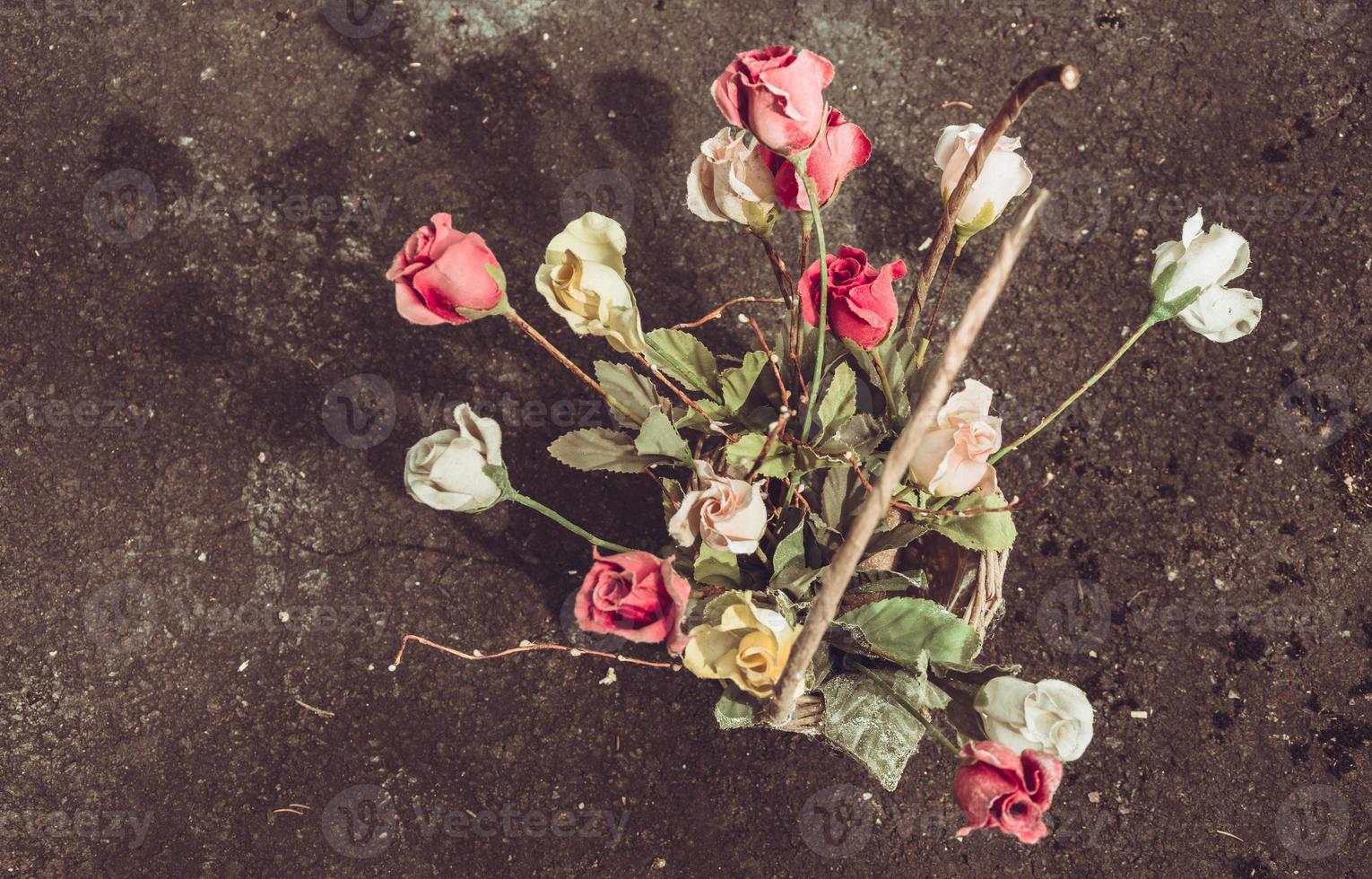 en konstgjord förfallen blomkorg foto