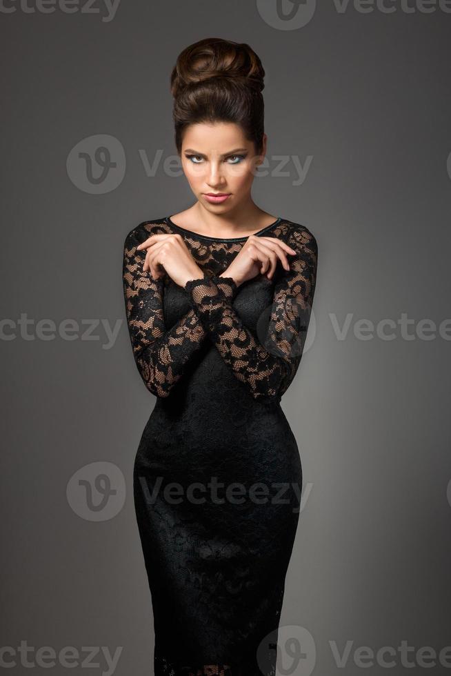 vacker ung modell i svart klänning foto