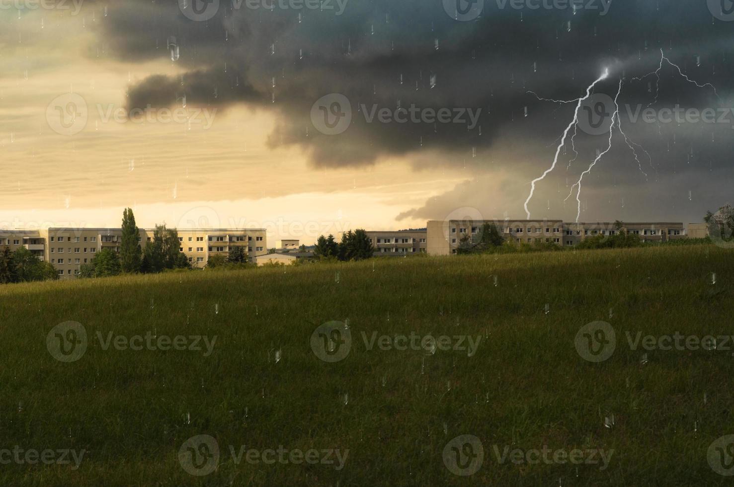 blixtnedslag under ett urbant åskväder foto