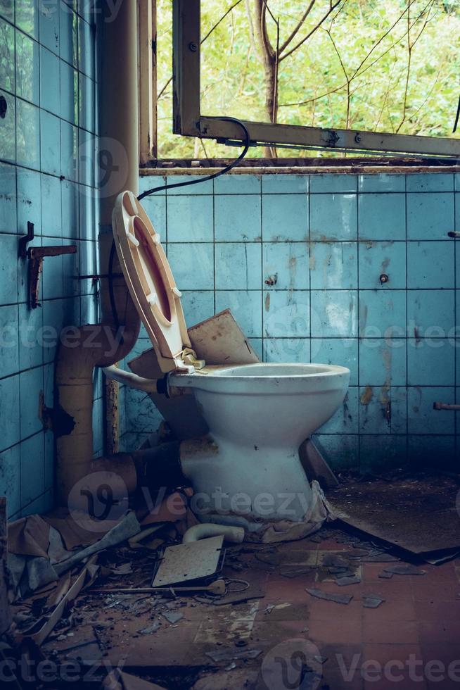 gammal trasig toalett foto