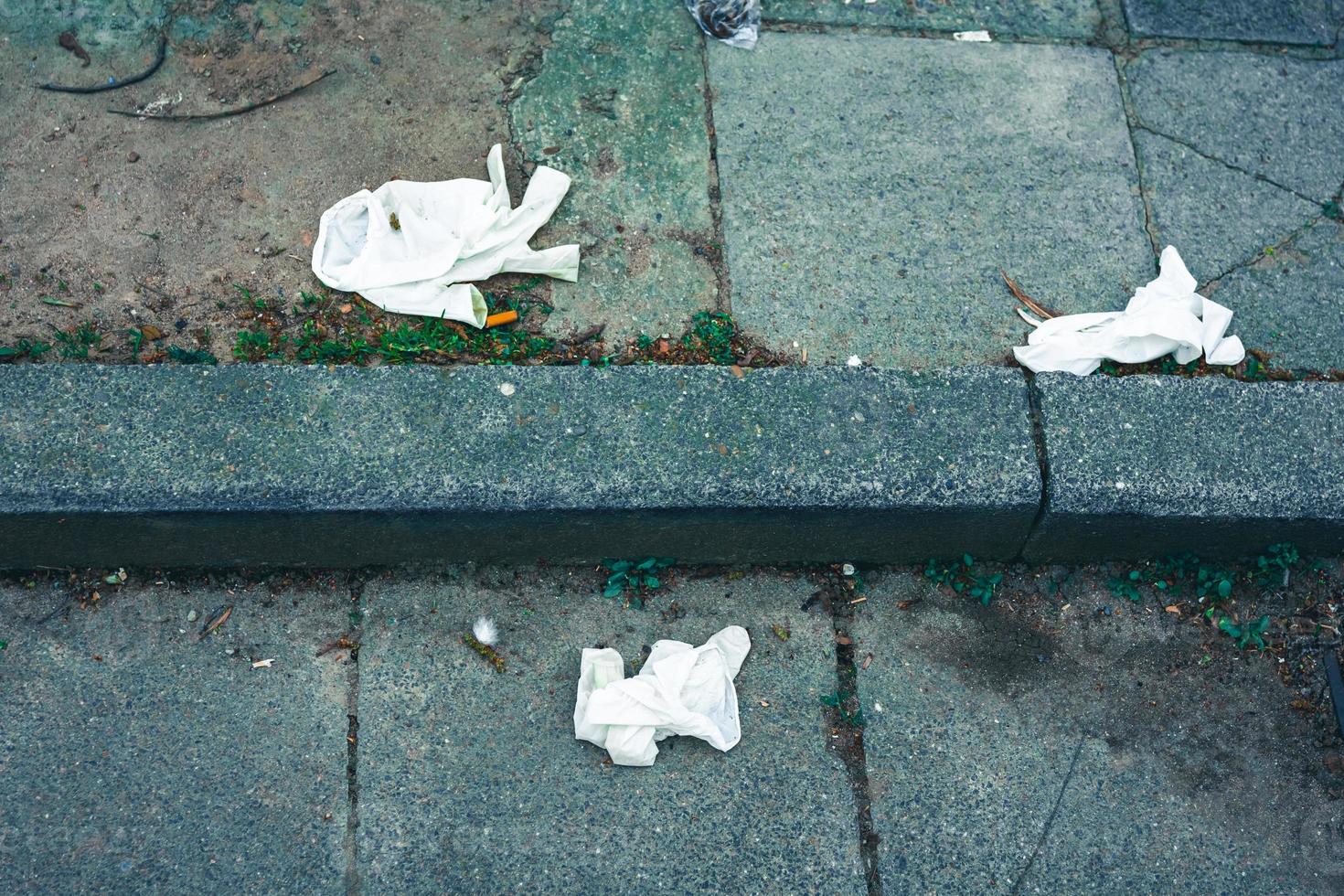 medicinska handskar på en gata på grund av coronaviruset foto