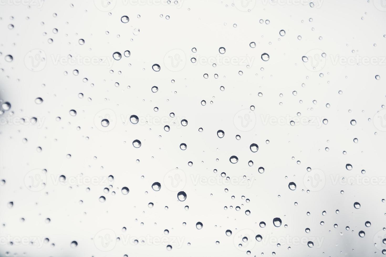 regndroppar vid fönstret foto