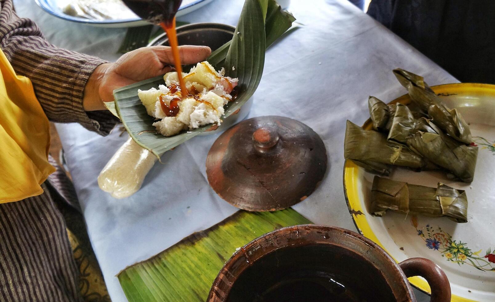 wonosobo, Indonesien, 12 december 2019. en gammal kvinna som säljer mat till konsumenter, han säljer traditionell mat foto