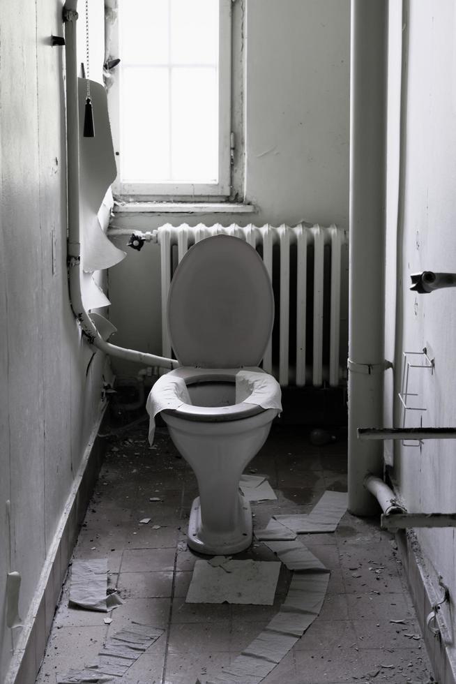 gammalt toalettrum foto