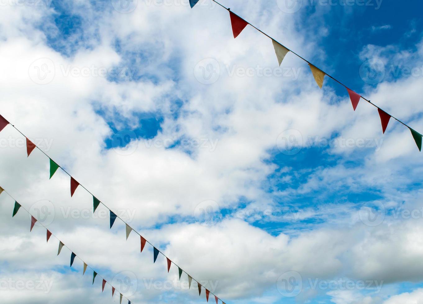 triangelflagga hängande på repet och blå himmel foto