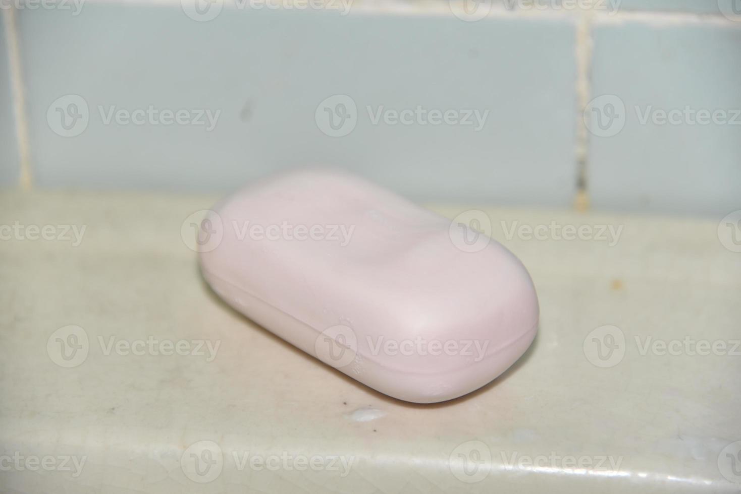 rosa tvål i ett smutsigt badrum på tvättstället foto