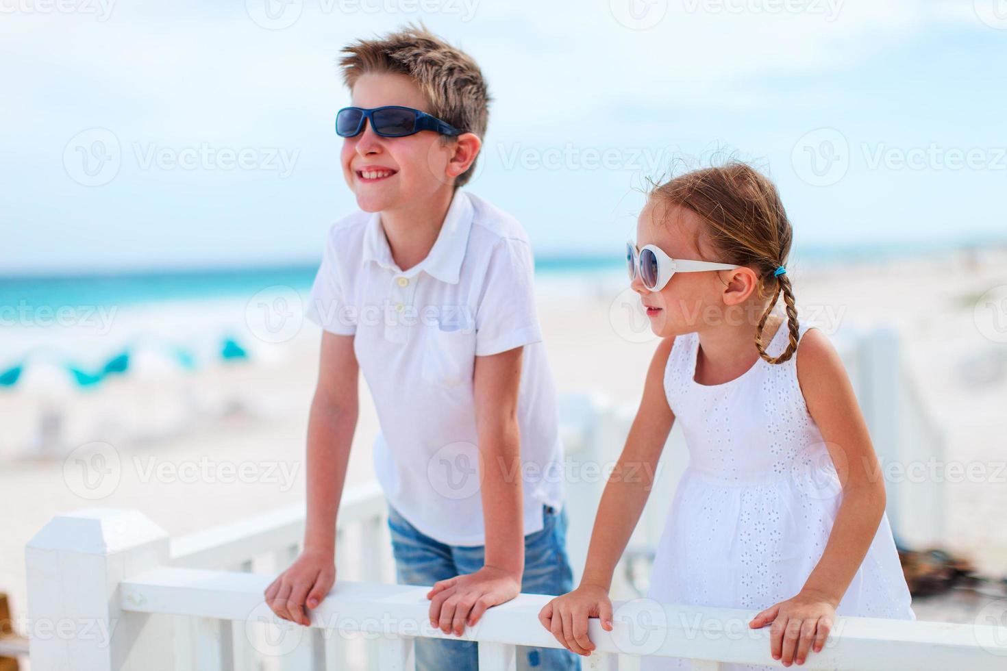 två barn på stranden foto
