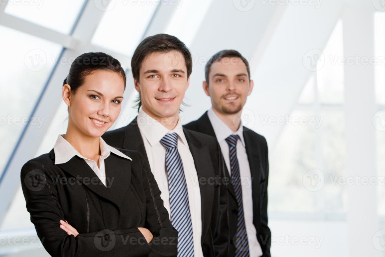 en bild av tre leende affärsmän foto