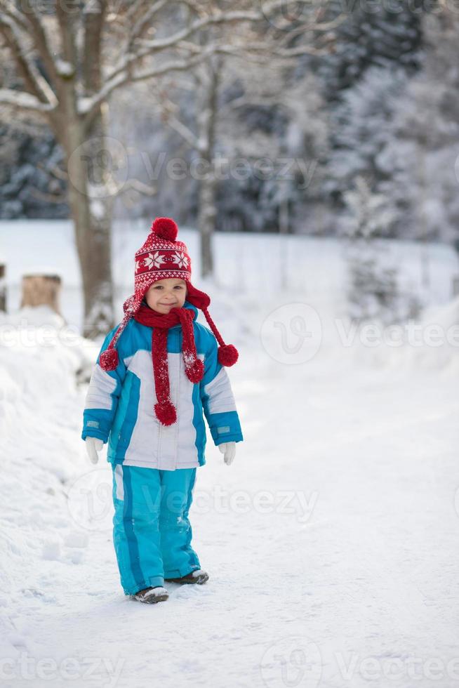 vinter porträtt av en pojke i snön foto