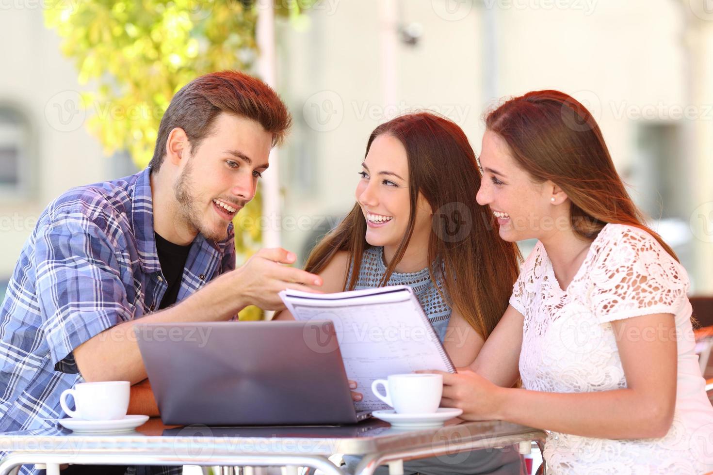 tre studenter som studerar och lär sig i ett kafé foto