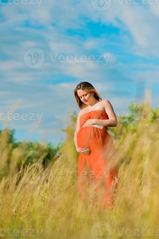 ung gravid kvinna utomhus foto