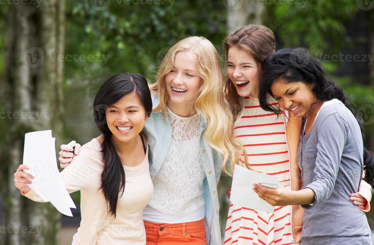 fyra tonårsflickor firar framgångsrika examensresultat foto