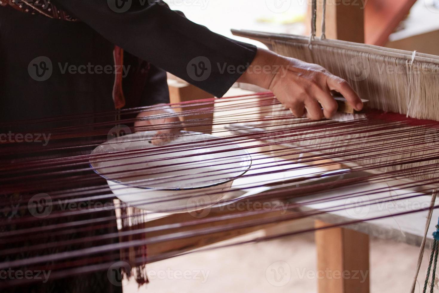 process för vävning av thailändskt silke foto