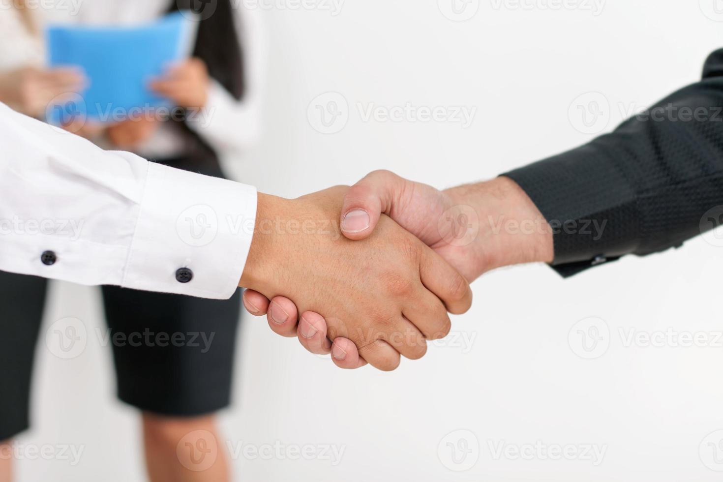 framgångsrik handskakning av två affärsmän foto