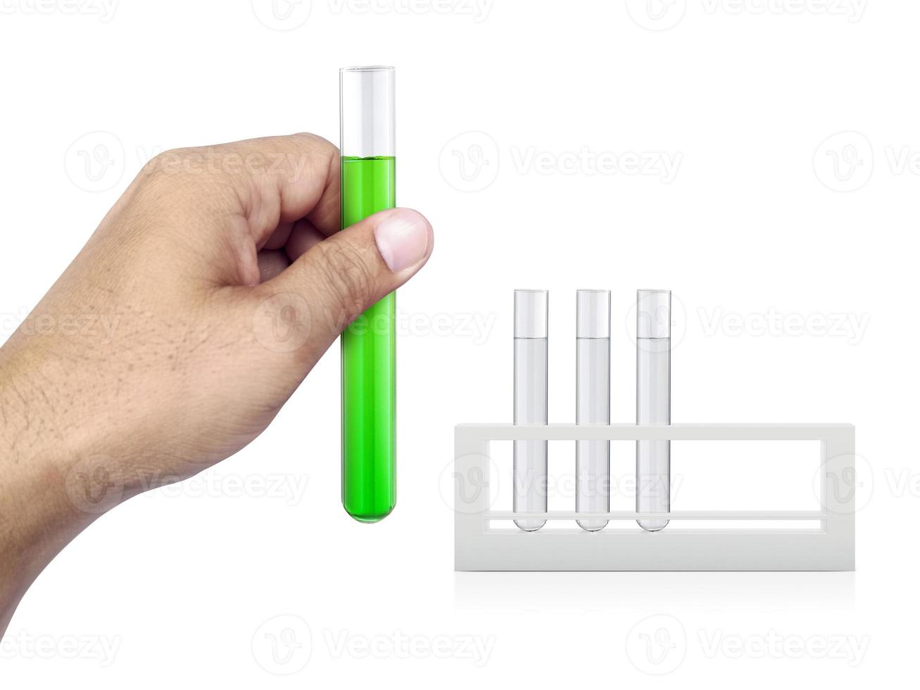 kemiskt provrör i handen på vit isolerad bakgrund foto