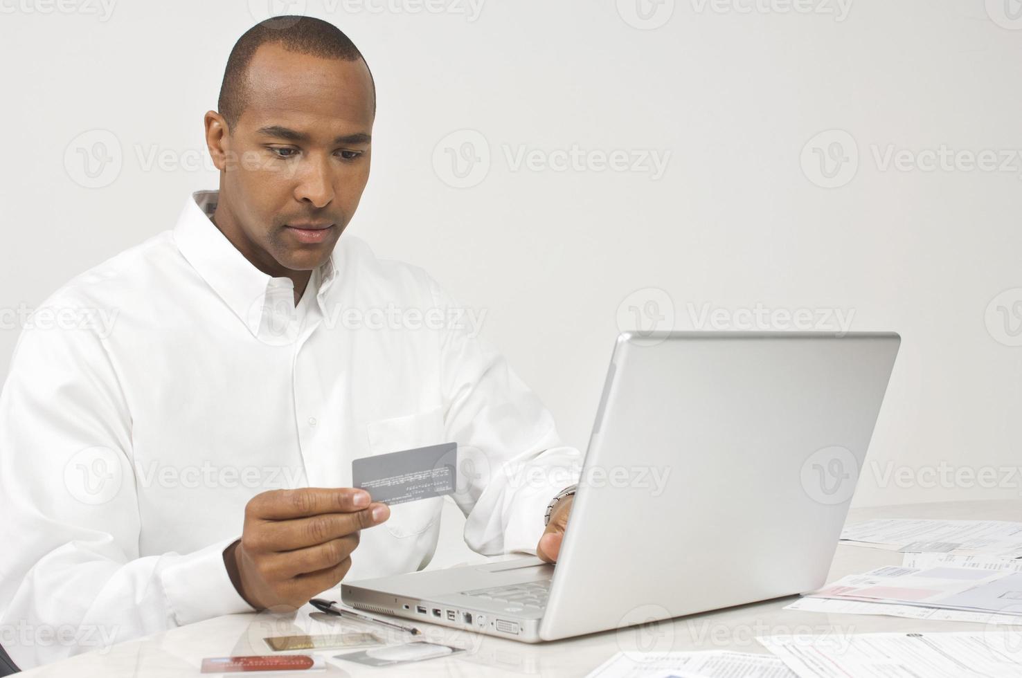 affärsman som betalar räkningar på internet foto