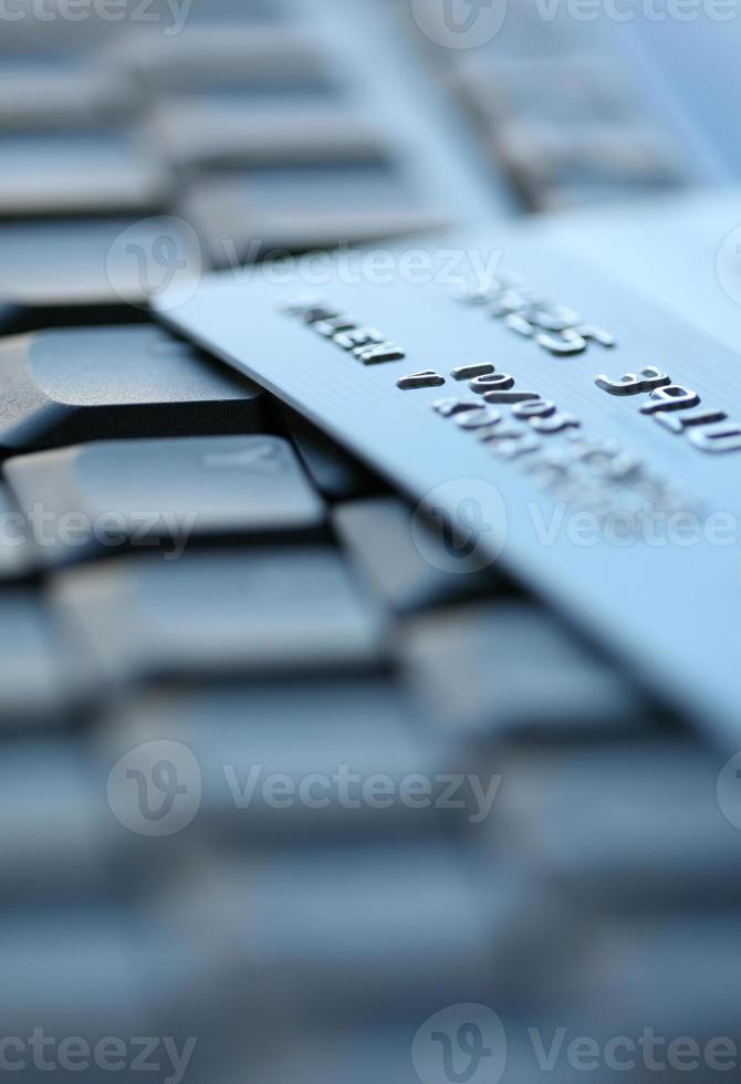 ett kreditkort som ligger på ett tangentbord foto