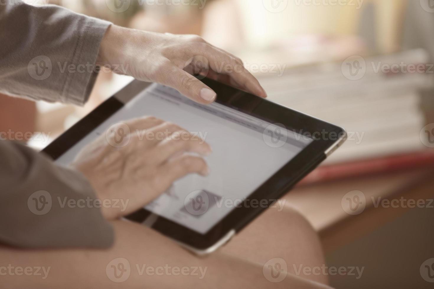 kvinna med digital tablet foto