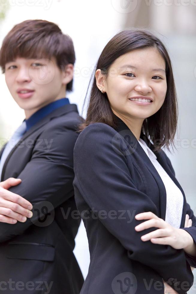 unga kvinnliga och manliga asiatiska företagsledare leende porträtt foto