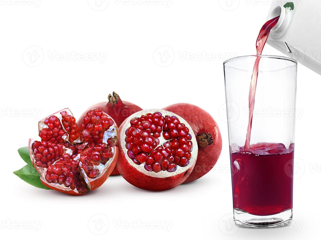 granatäpple juice och granatäpple frukt isolerad på en vit bakgrund foto