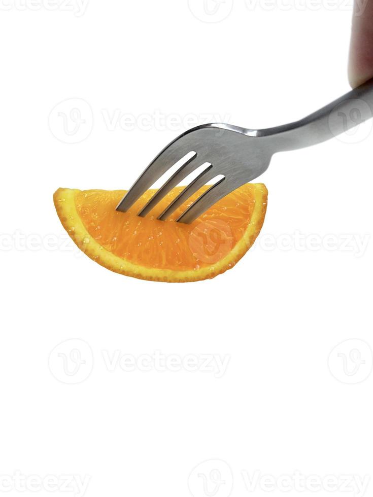 orange frukt på gaffel isolerade vit bakgrund foto