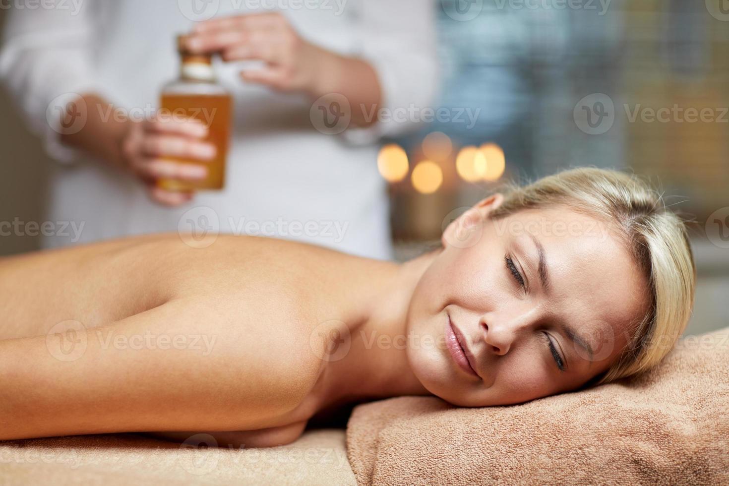närbild av kvinnan som ligger på massagebordet i spa foto