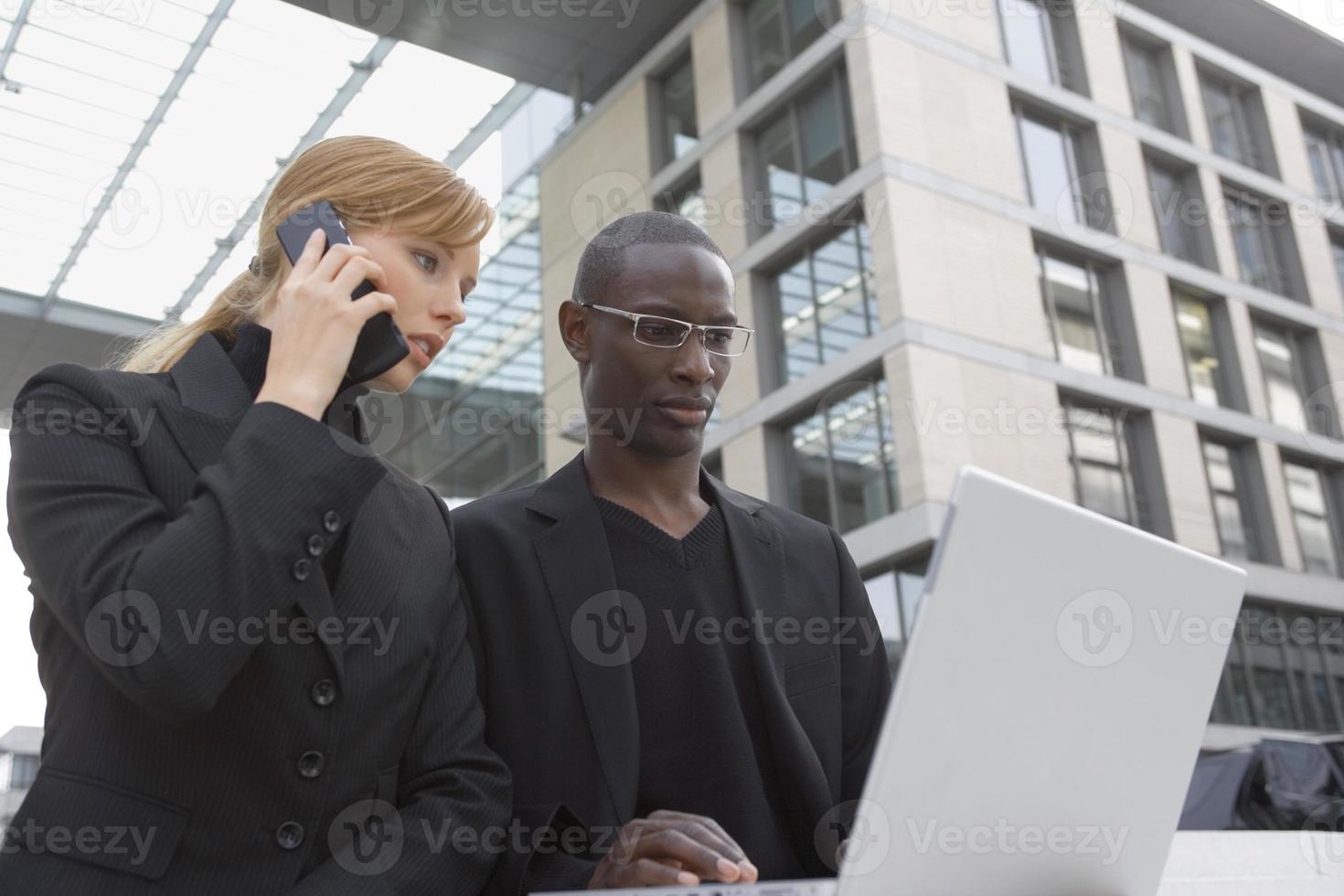 affärsman och kvinna som arbetar på en bärbar dator. foto