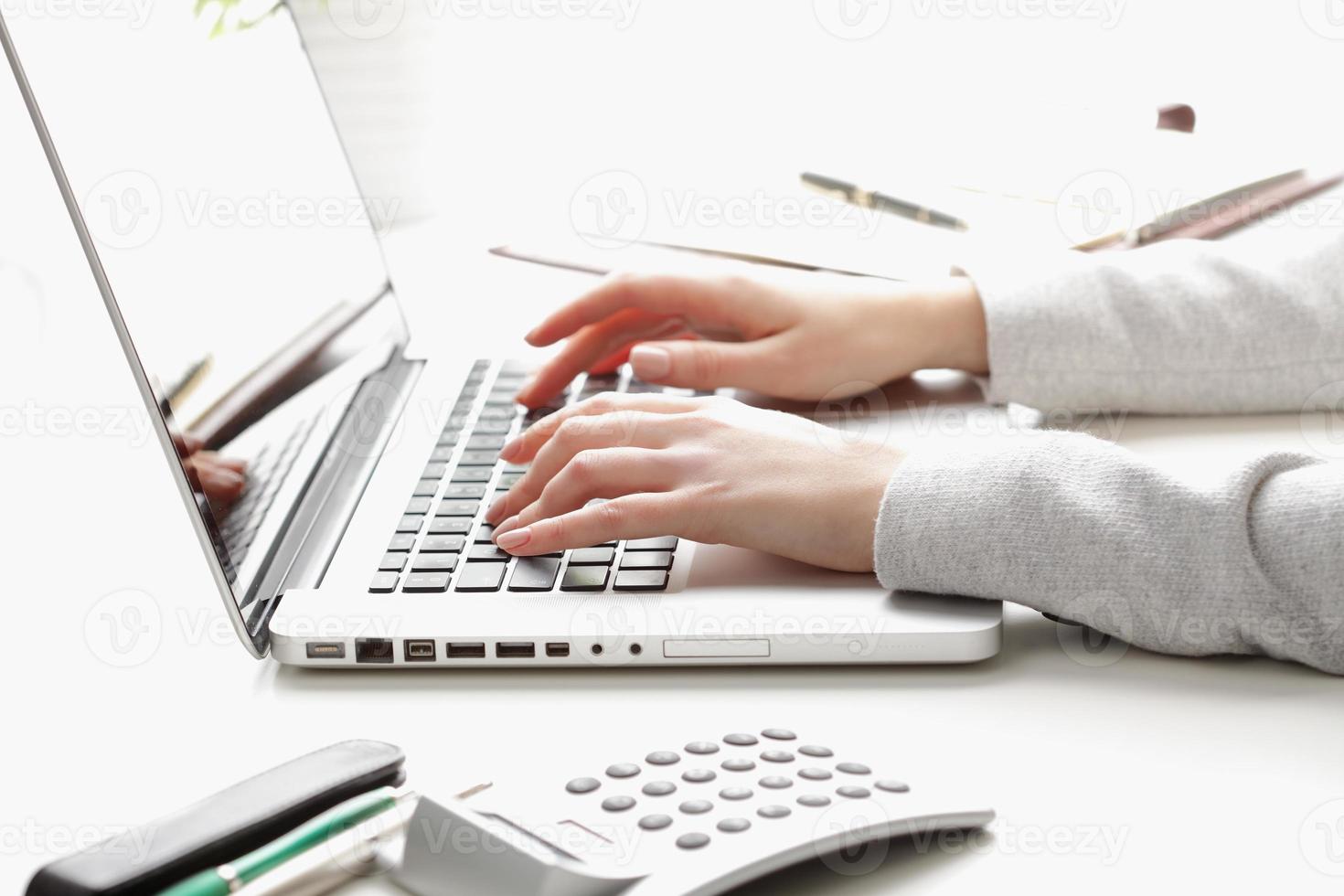 affärskvinna som arbetar på bärbar dator och beräknar data foto