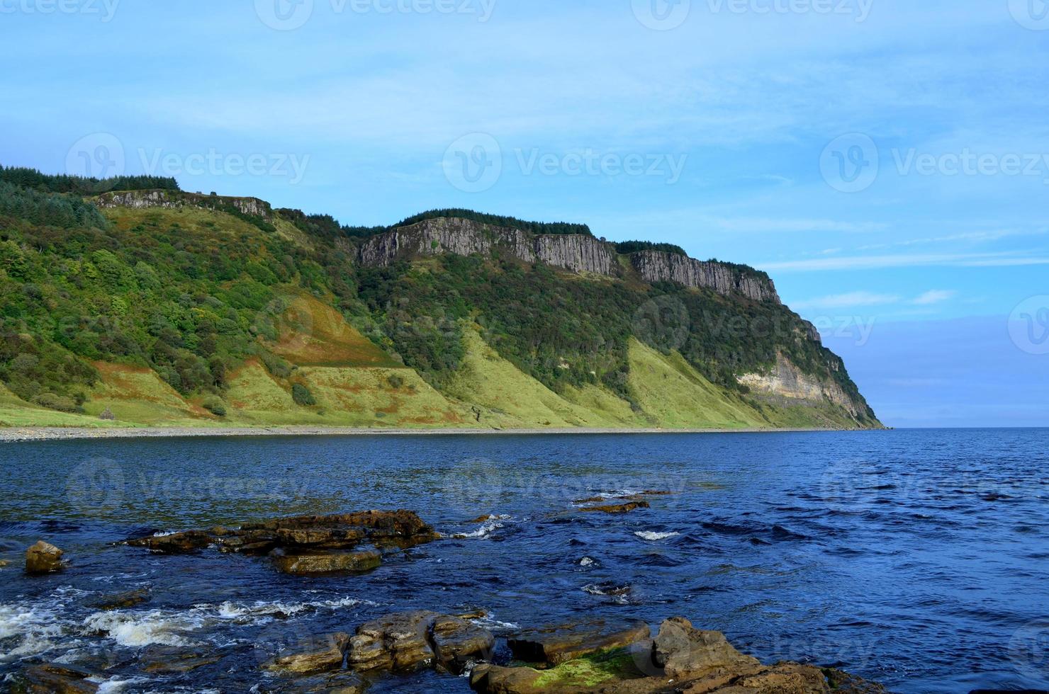 frodiga havsklippor vid bearreraig bay foto