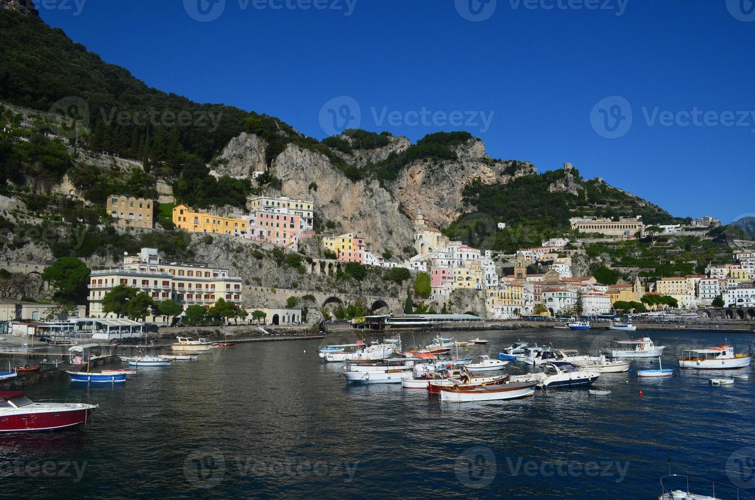 vacker utsikt över en hamn längs Italiens amalfikust foto
